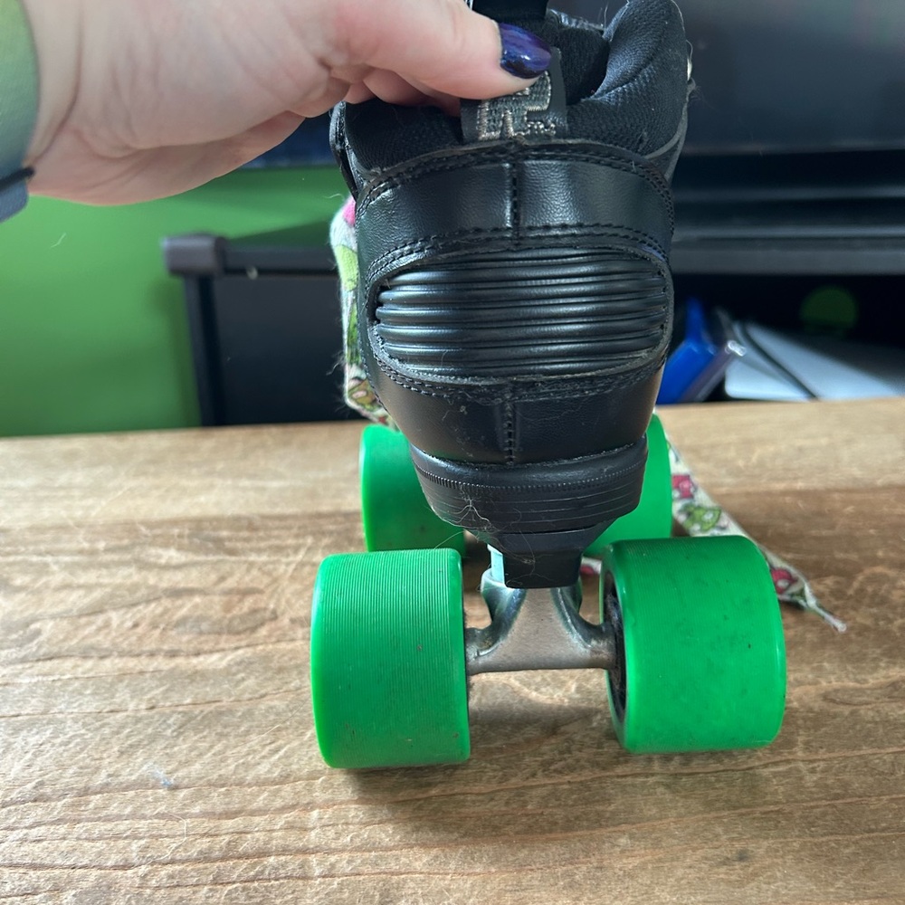 Stylish Black and Green Roller Skates - Picture 9 of 10